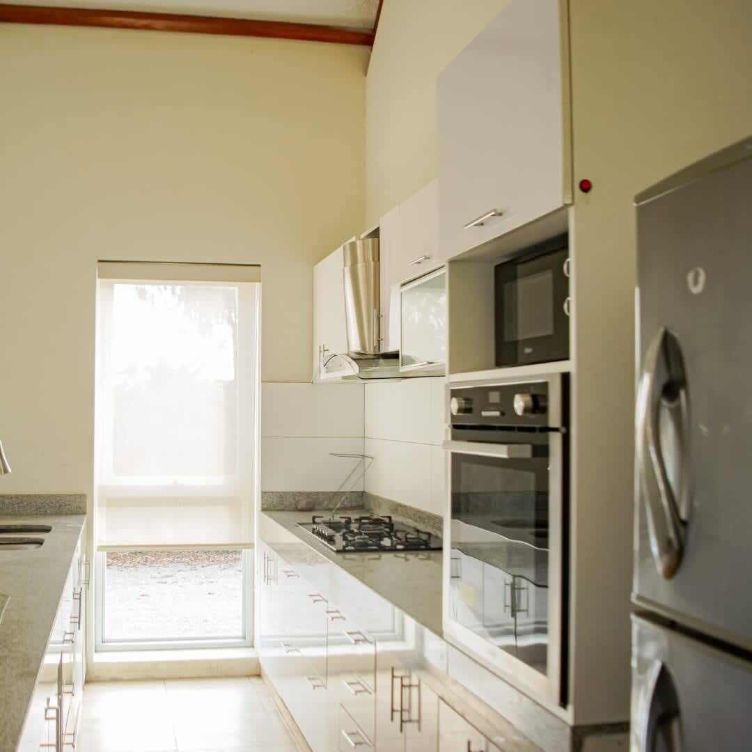 Refrigerador, microondas, horno y cafetera y tetera 