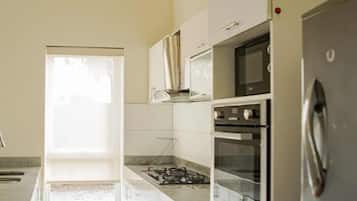 Refrigerador, microondas, horno y cafetera y tetera