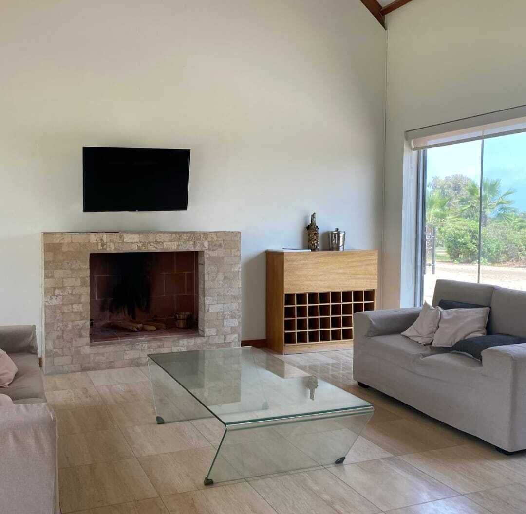 Televisión, chimenea y oficina 