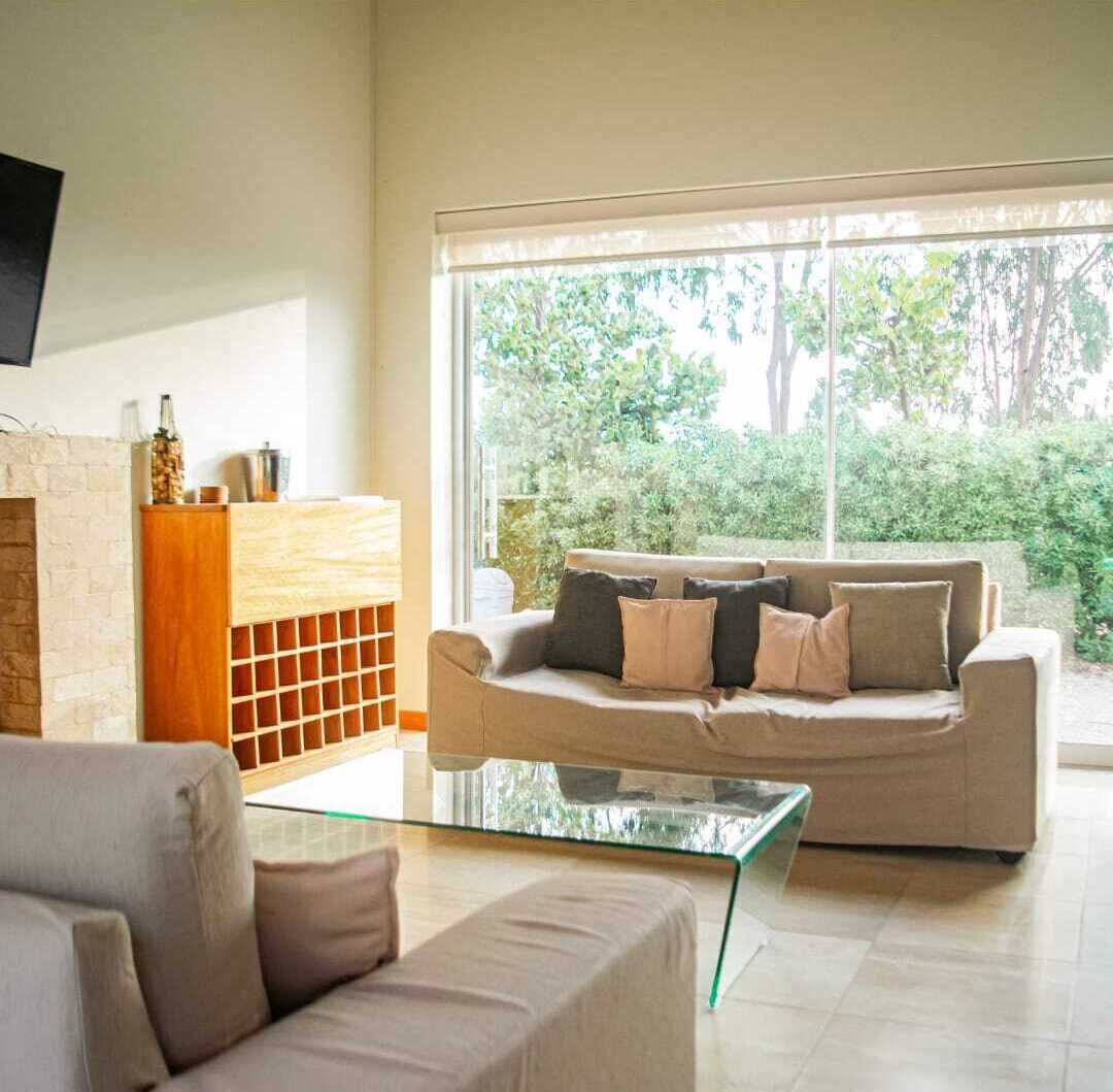 Televisión, chimenea y oficina 