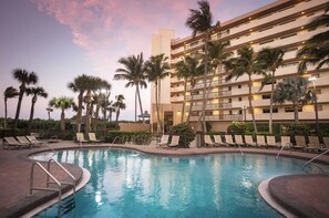 Alberca al aire libre y alberca climatizada