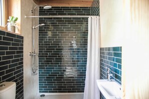 Dusche, umweltfreundliche Kosmetikartikel, Haartrockner, Handtücher