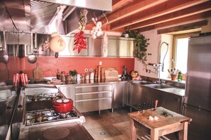 Refrigerador, horno, cafetera y tetera y tetera eléctrica