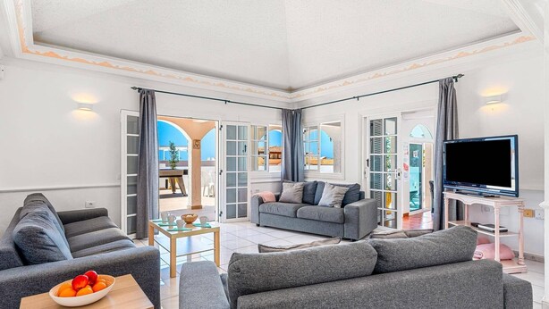 Living area - Villa Venezuela by Villa Plus (Callao Salvaje)