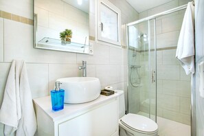 Hårføner og håndklær