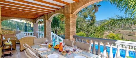 تناول الطعام بالخارج