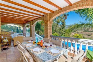 Outdoor dining - Villa Trebol by Villa Plus (Mijas)