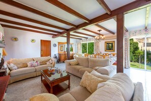 Smart TV - Villa Aran by Villa Plus (Calahonda)