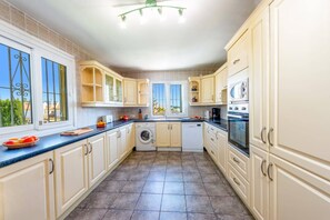 Microwave, dishwasher, coffee/tea maker - Villa Aran by Villa Plus (Calahonda)