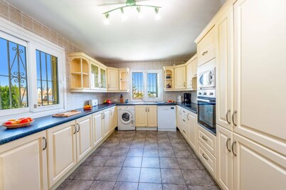 Villa Aran by Villa Plus