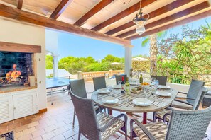 Outdoor dining - Villa Vista Palmeras by Villa Plus (Cala Ferrera)
