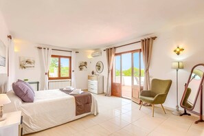 4 bedrooms, WiFi, bed sheets - Villa Vista Palmeras by Villa Plus (Cala Ferrera)