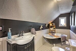 Shower, hair dryer, towels, soap - Cozy Lead Main St Retreat! Clawfoot Tub, Fire Pit & 5 Min to Deadwood (Lead)