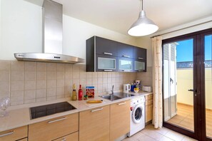 Micro-ondes, lave-vaisselle, cafetière/bouilloire