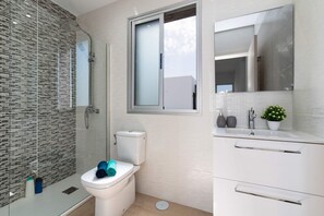 Sèche-cheveux, serviettes fournies