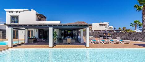 Lämmitetty uima-allas