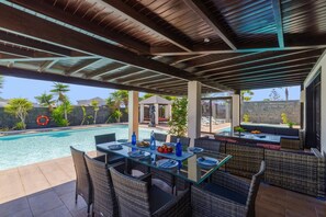 Outdoor dining - Villa Zen by Villa Plus (Montaña Roja)