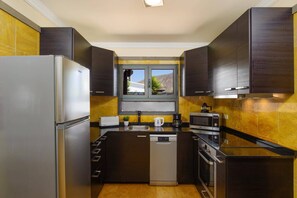 Micro-ondes, lave-vaisselle, cafetière/bouilloire