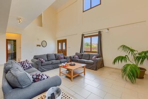 Smart TV - Villa Angela Coral by Villa Plus (Peyia)