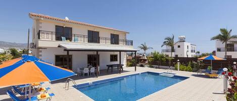 Lämmitetty uima-allas