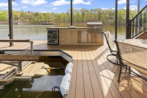 Paradise Point on Lake Lanier - large home w/ private dock, games, private cove 