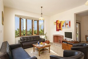 Una televisión, una mesa de tenis de mesa