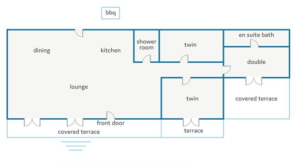 Un plan d’étage comprenant un coin repas, une cuisine, un salon, une salle de douche, deux chambres à deux lits, une salle de bain attenante, une chambre double, une terrasse couverte, une porte d’entrée, une terrasse et une piscine.