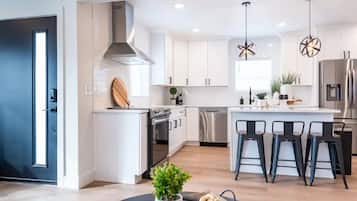 Geladeira, micro-ondas, fogão, cooktop