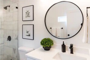 Douche, sĂšche-cheveux, serviettes fournies, savon