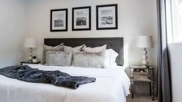 2 quartos, escrivaninha, ferros/tábuas de passar roupa