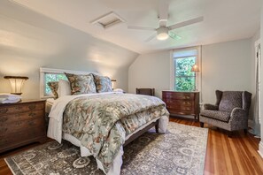 4 soverom, skrivebord, strykejern/-brett og reiseseng for barn