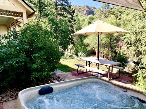 4 EN-SUITE Bedrooms/BA+ ~Downtown 2 Blocks~ Cog Railway~ Incline~ New Hot Tub