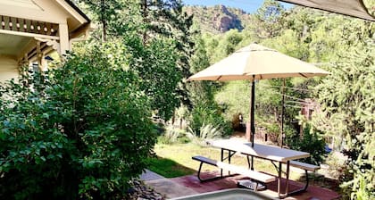 4 EN-SUITE Bedrooms/BA+ ~Downtown 2 Blocks~ Cog Railway~ Incline~ New Hot Tub