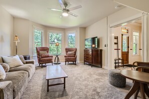 Smart-TV, peis og bøker