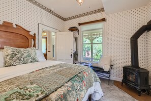 4 bedrooms, desk, iron/ironing board, travel cot