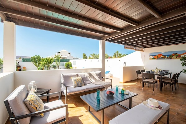 Outdoor dining - Villa Tropical by Villa Plus (Playa Blanca)
