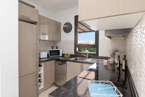 Microwave, dishwasher, coffee/tea maker - Villa Vista Faro by Villa Plus (Montaña Roja)