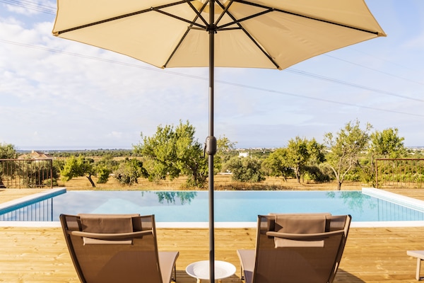Piscine extérieure (ouverte en saison), parasols de plage