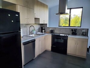 Een koelkast, een magnetron, een oven, een kookplaat