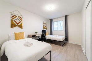 3 室のベッドルーム、デスク、アイロン / アイロン台、WiFi (無料)