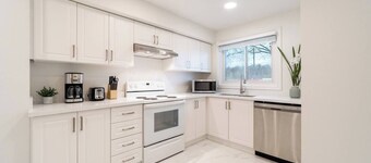 Stylish 3BR Home- 3 mins to Universities-King Bed