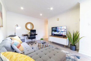 テレビ、書斎 / ワークスペース