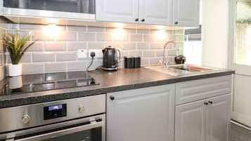 Fridge, cookware/dishes/utensils