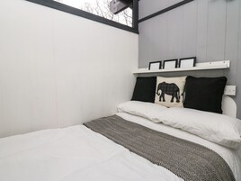 3 quartos, individualmente decorados, individualmente mobiliados