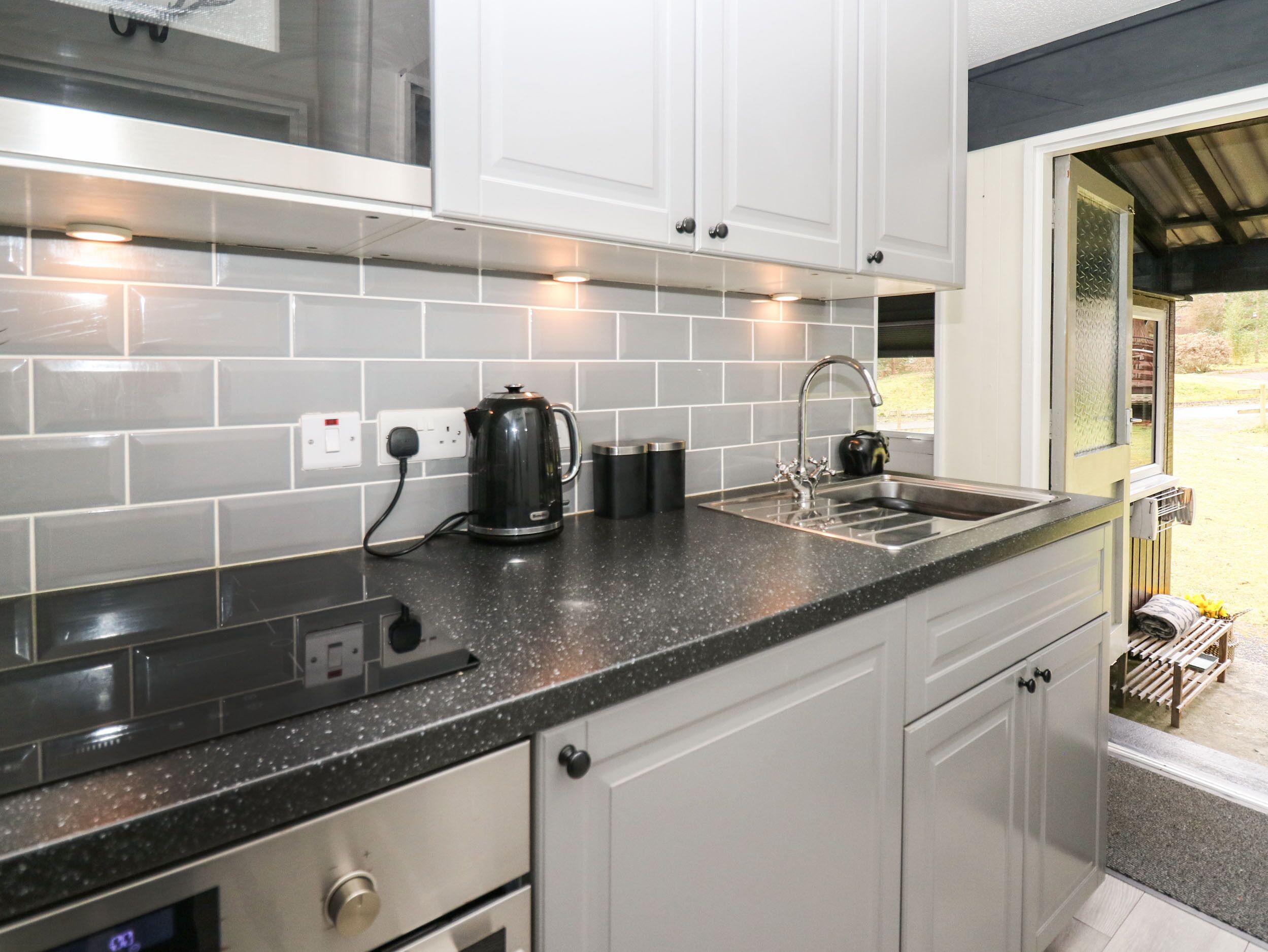 Frigorífico y utensilios de cocina