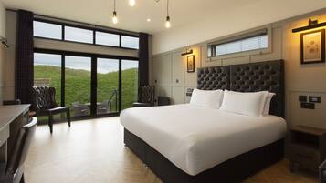 Links Double Room | Laptop workspace, free WiFi, bed sheets