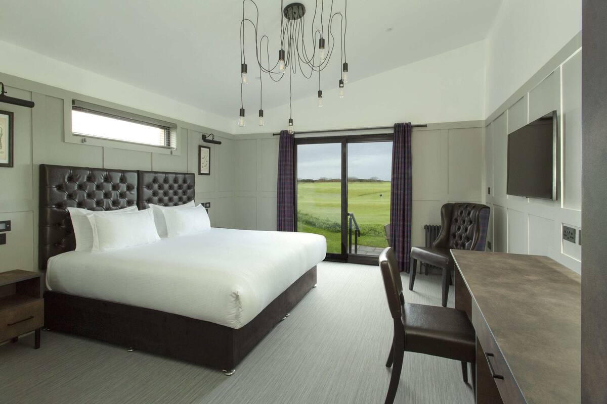 4 Bedroom Lodge | Laptop workspace, WiFi (free), bed sheets