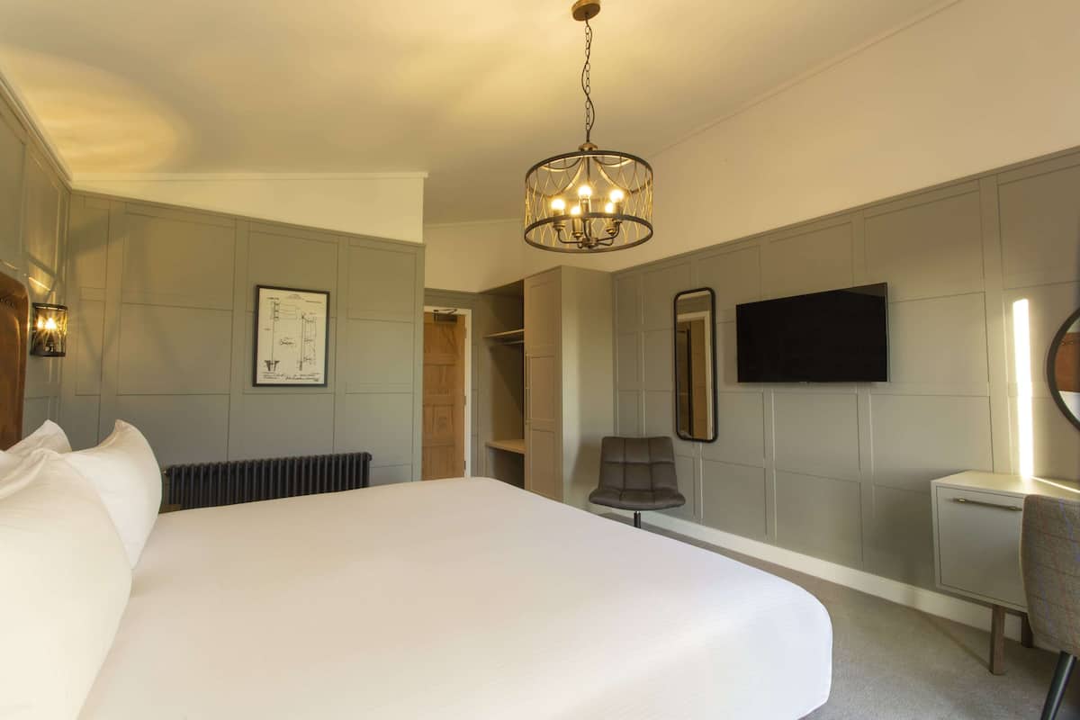 2 Bedroom Lodge | Laptop workspace, WiFi (free), bed sheets