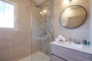 Dusche, Haartrockner, Handtücher, Seife