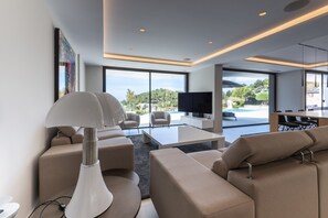 TV - Graham Holiday Rentals - Icon (Benissa)